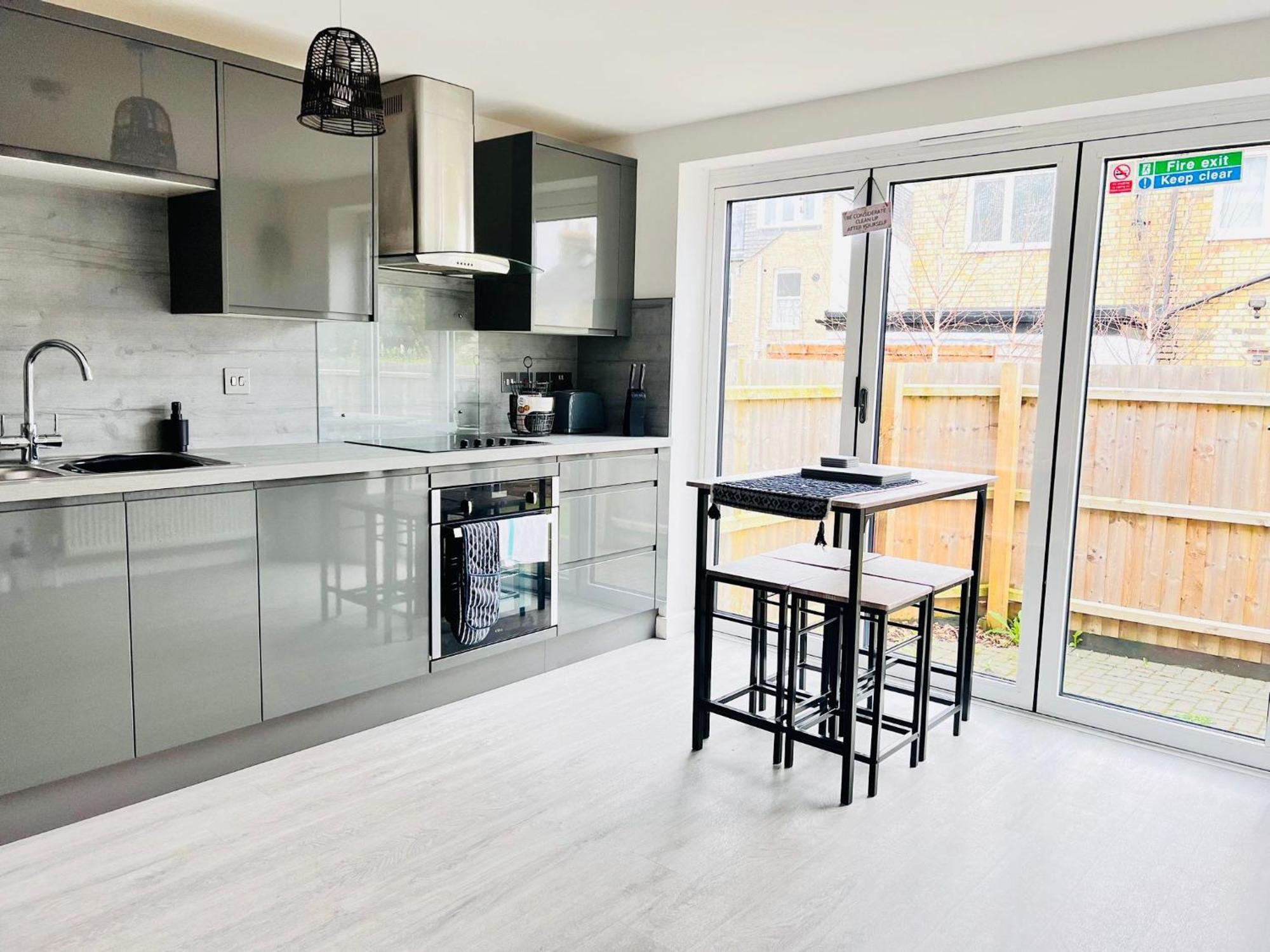 Brand New 2 Bedroom With Wi-fi Sleeps 4 - Tanzanite * Cambridge (Cambridgeshire)