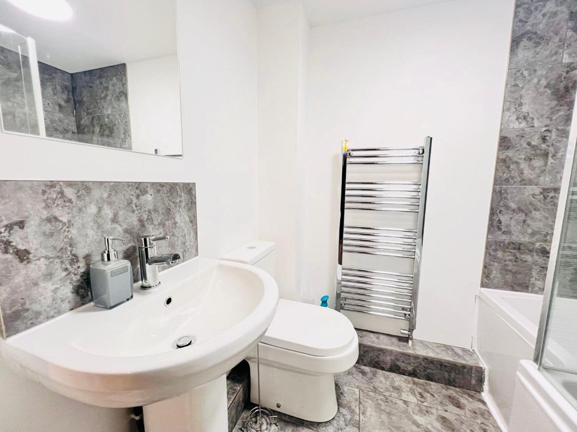 Brand New 2 Bedroom With Wi-fi Sleeps 4 - Tanzanite Cambridge (Cambridgeshire)